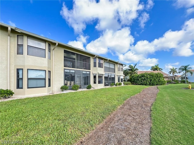 view of property's community featuring a lawn