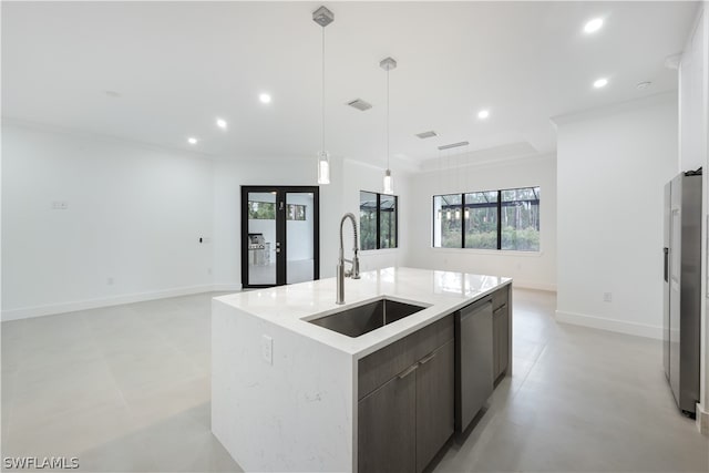 kitchen featuring decorative light fixtures, stainless steel appliances, a kitchen island with sink, sink, and ornamental molding