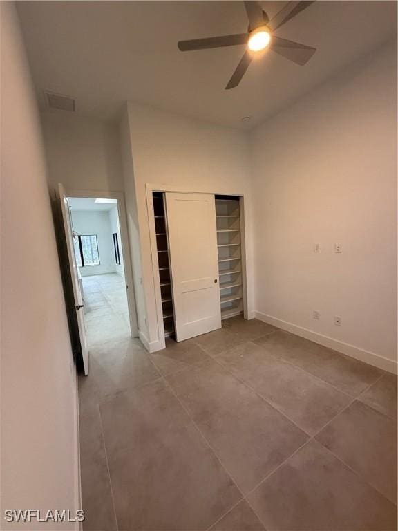 unfurnished bedroom featuring ceiling fan and a closet