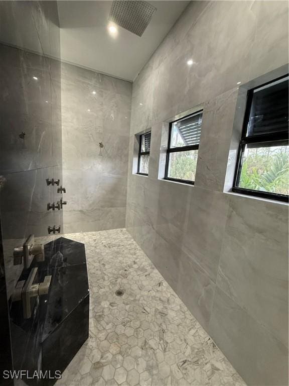 bathroom featuring a tile shower