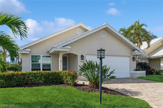 view of front facade featuring a garage and a front yard