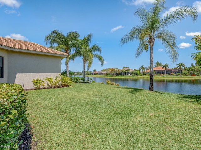 view of yard featuring a water view