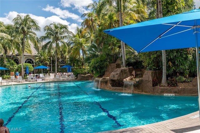 view of pool with pool water feature