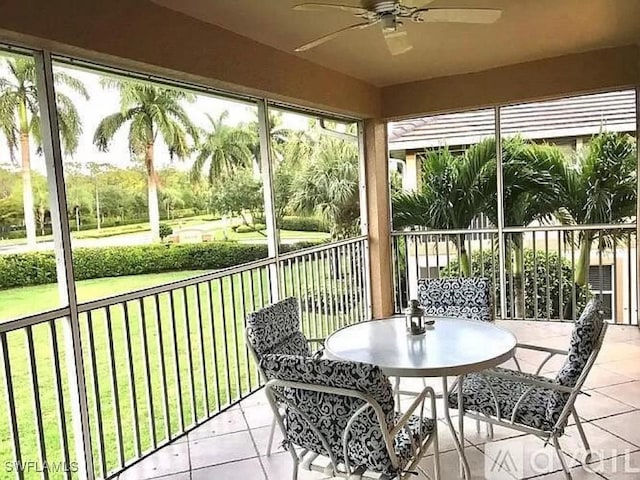 sunroom with ceiling fan