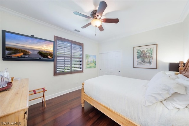 bedroom featuring a closet, ceiling fan, dark hardwood / wood-style floors, and ornamental molding