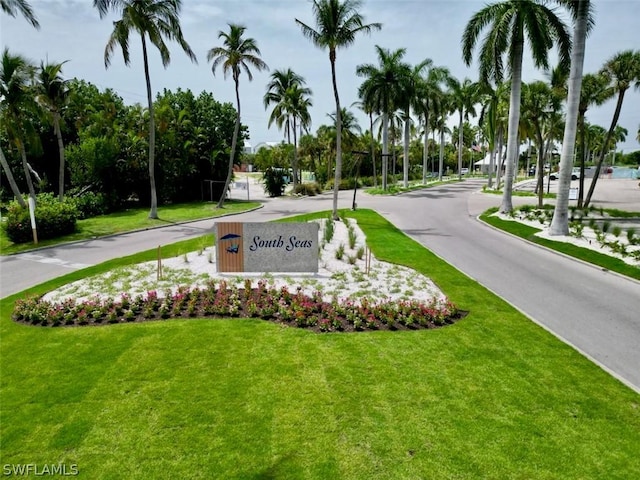 community / neighborhood sign featuring a yard