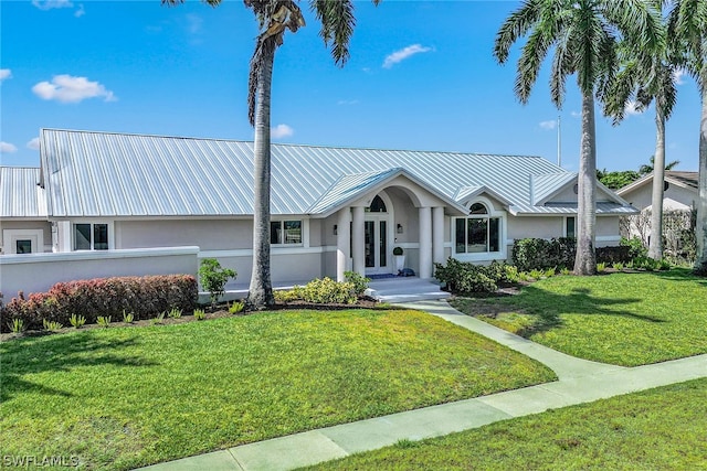 single story home with a front lawn