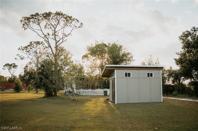 view of yard featuring a shed