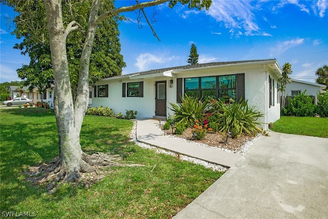 view of front of property featuring a front yard