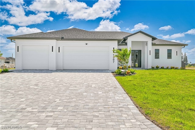 view of front of house featuring a front lawn and a garage