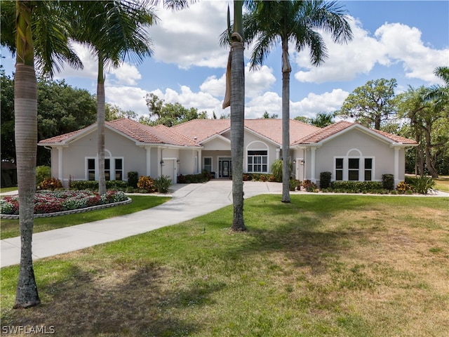 view of front of home featuring a front lawn