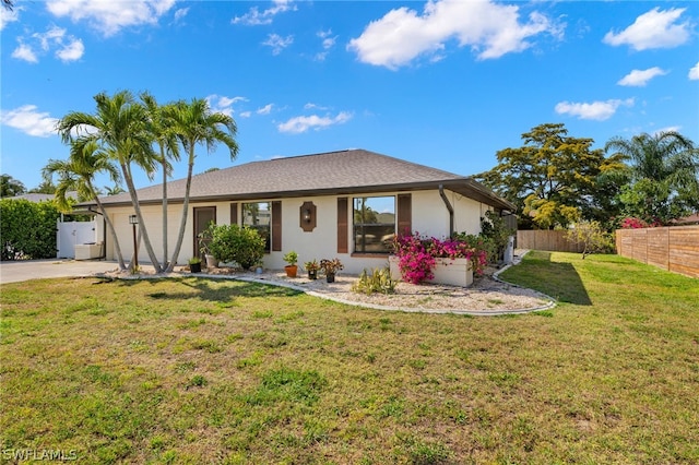 view of front of home featuring a front yard