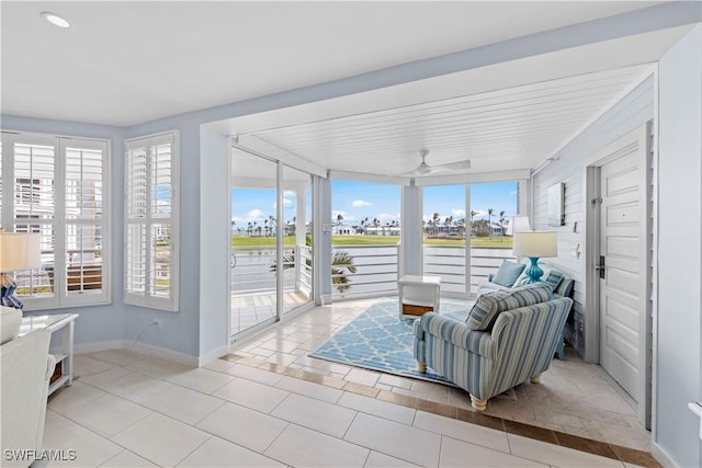 sunroom with ceiling fan