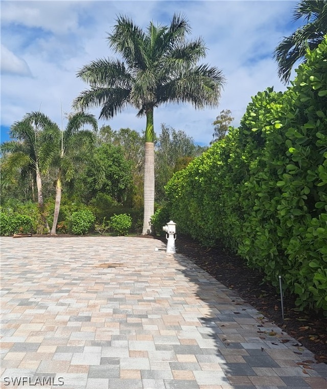 Listing photo 3 for 4983 Coach Ln, Naples FL 34114