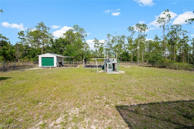 view of yard with an outdoor structure