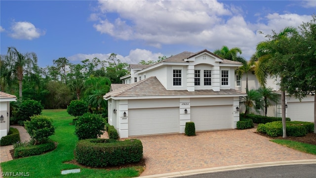 view of front property featuring a front lawn and a garage