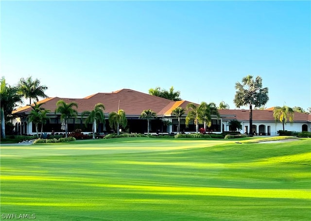 view of property's community featuring a lawn