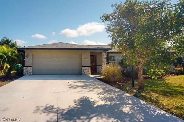 view of front facade featuring a garage