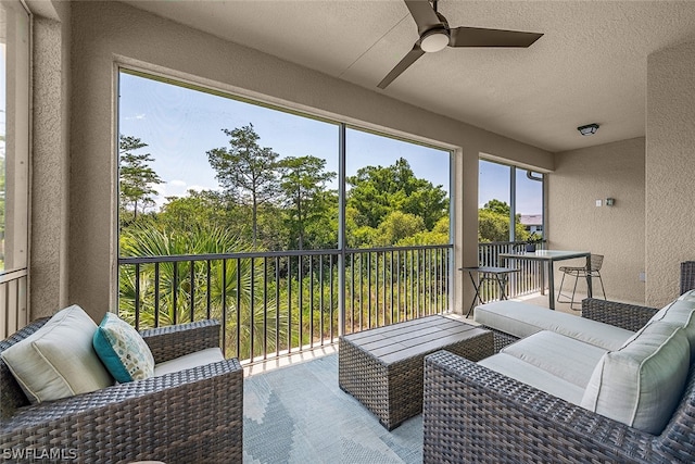 sunroom with ceiling fan