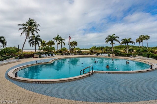 view of swimming pool