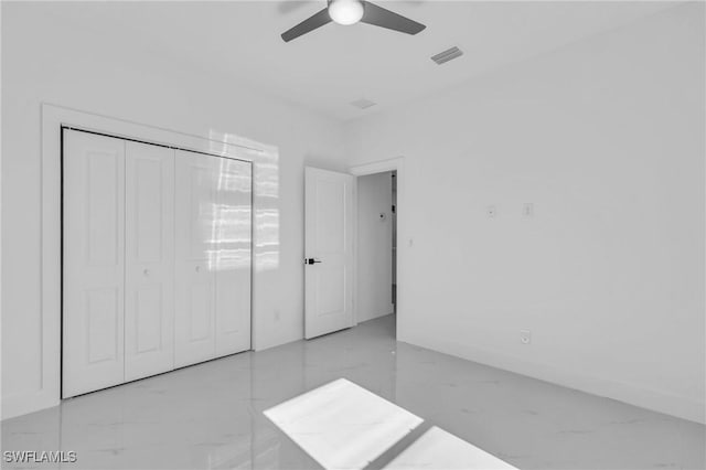 unfurnished bedroom with ceiling fan and a closet