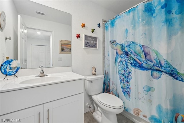 full bath featuring visible vents, toilet, a shower with shower curtain, and vanity