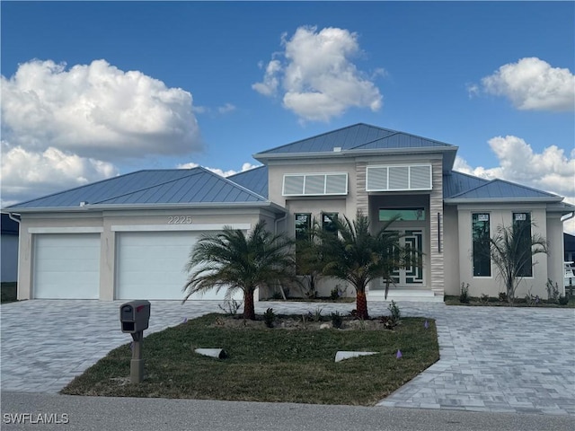 view of front facade with a garage