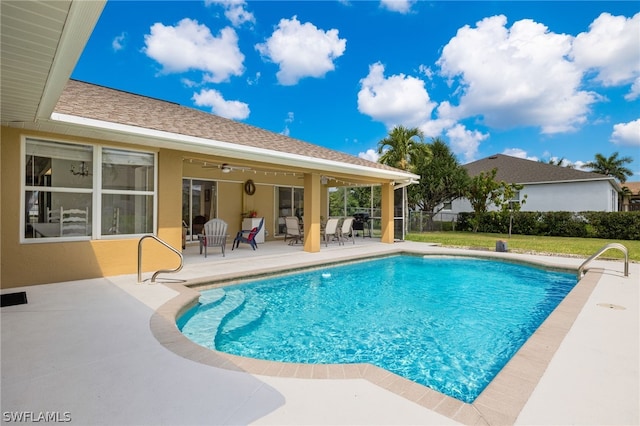 view of swimming pool with a patio and ceiling fan