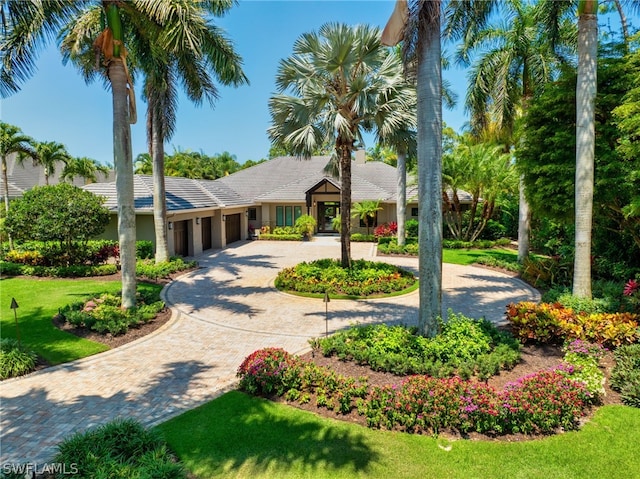 view of front of property with a front yard