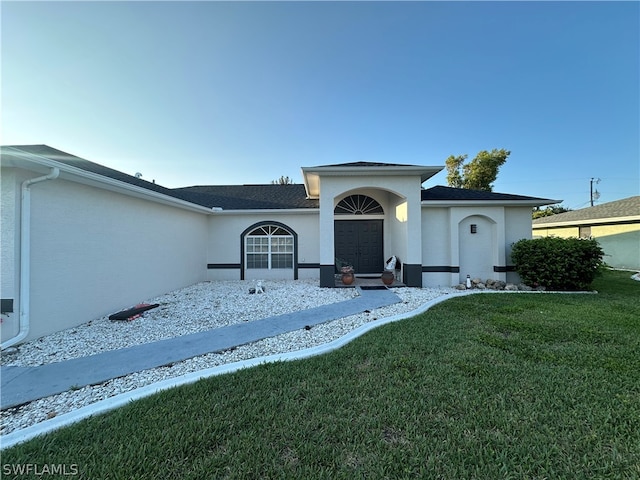 view of front of property featuring a front yard