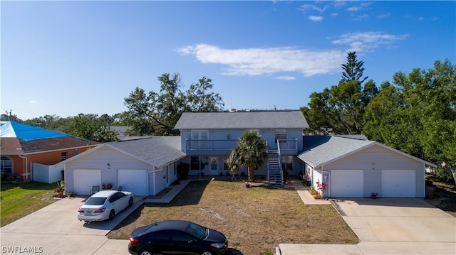 view of front of property featuring a front yard and a garage