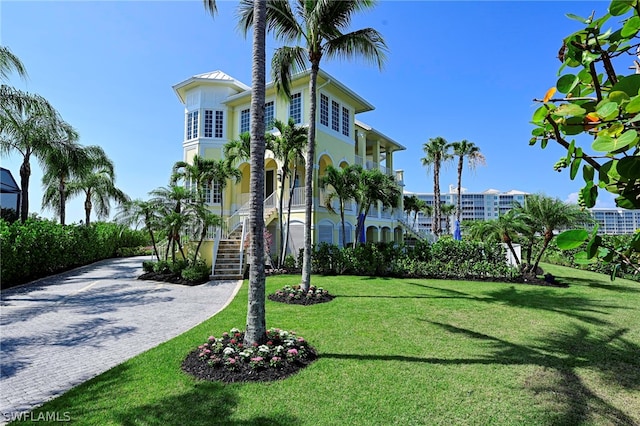 view of front of house featuring a front lawn