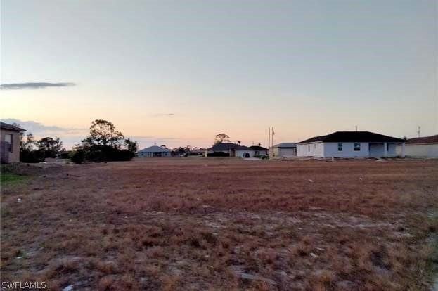 view of yard at dusk