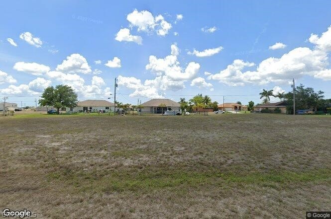 view of front of property with a front lawn