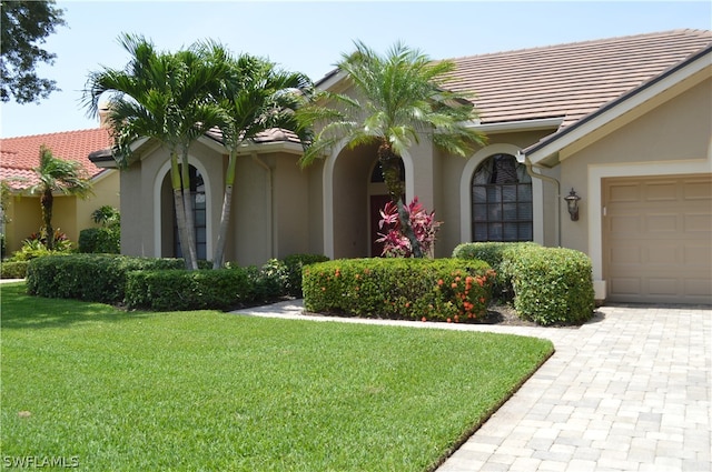 view of front of home featuring a front yard and a garage