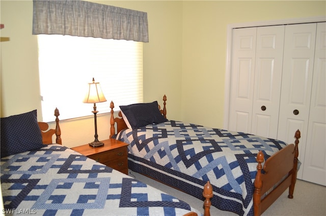 bedroom featuring carpet flooring and a closet