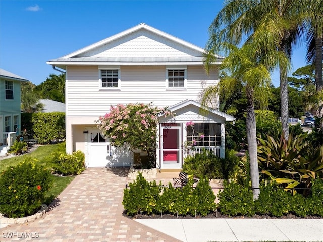 view of front facade featuring a garage