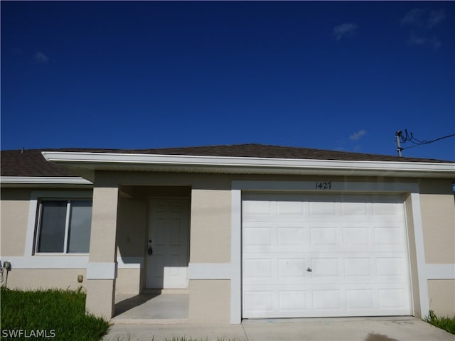 view of front facade featuring a garage