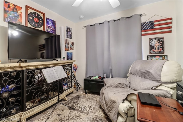 sitting room with ceiling fan