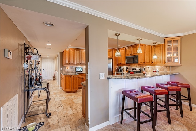 kitchen featuring hanging light fixtures, stainless steel appliances, a kitchen bar, kitchen peninsula, and dark stone counters