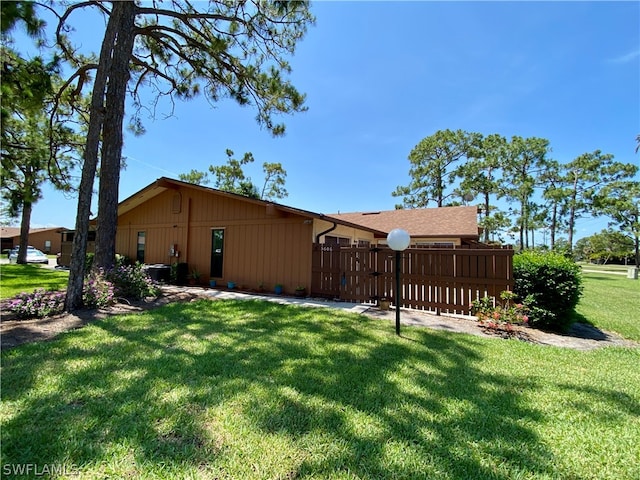 view of side of property featuring a lawn