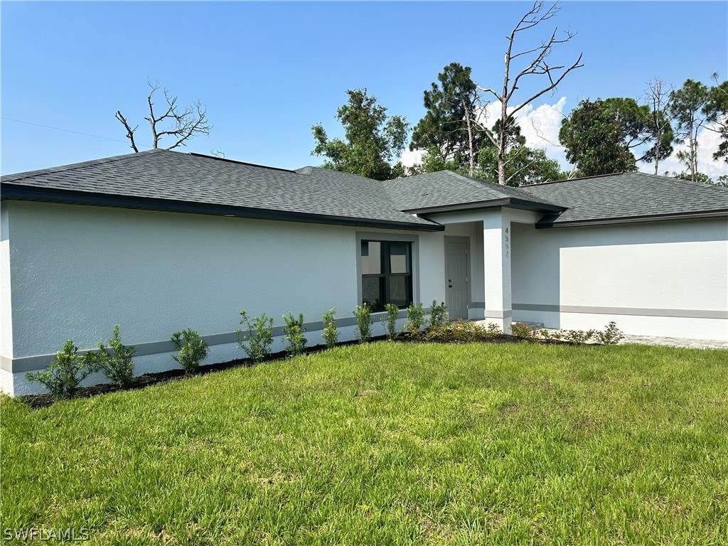 view of front of house with a front lawn