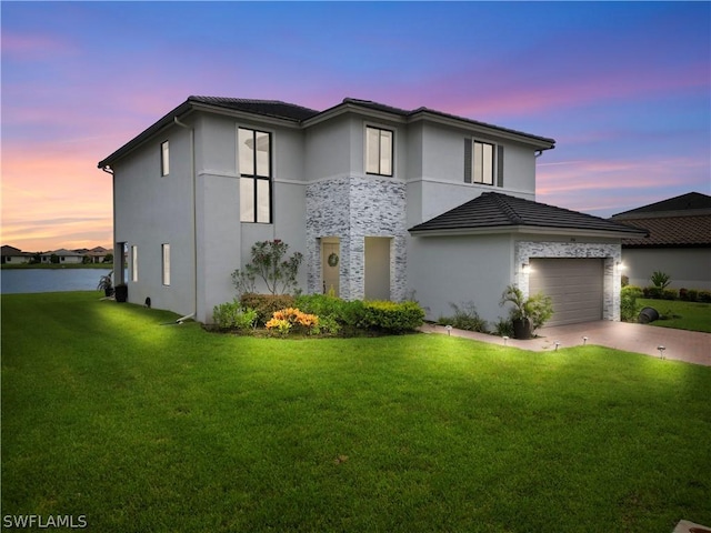 view of front facade featuring a yard and a garage