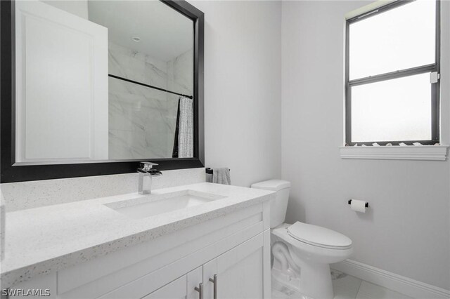 bathroom with a shower with curtain, toilet, and vanity