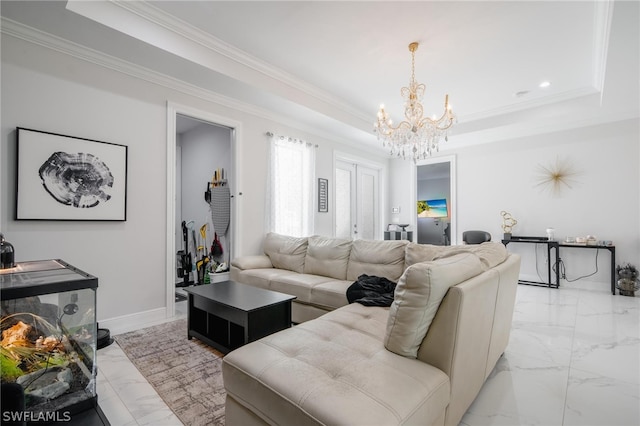 living room featuring a raised ceiling, ornamental molding, and a notable chandelier