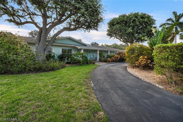 view of front of property featuring a front yard