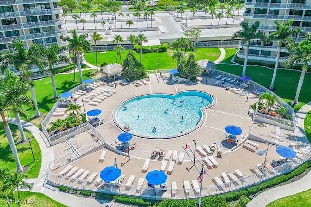 view of swimming pool