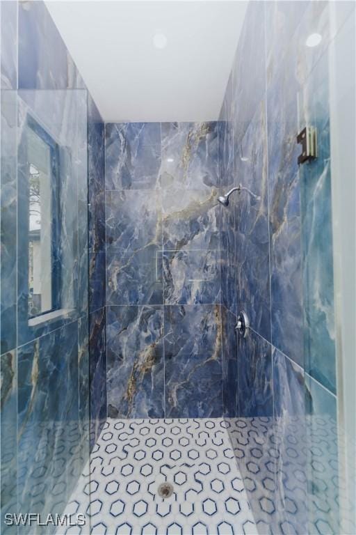 bathroom featuring a tile shower