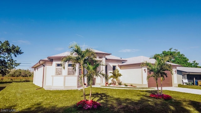 view of front of home featuring a front lawn