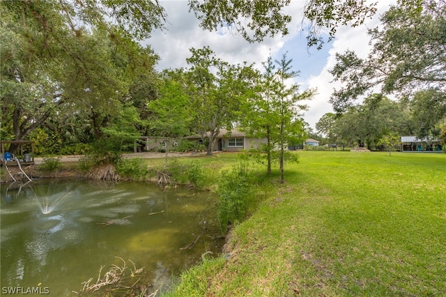 view of yard featuring a water view